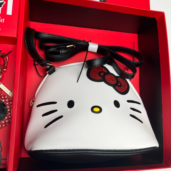 Hello Kitty 3 pieces gift set crossbody bags with 2 bag charms with Original Box - Picture 6 of 8